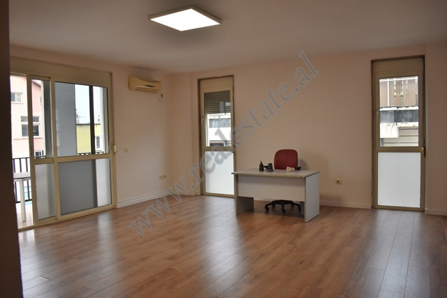 Ambient zyre me qira ne rrugen Hajdar Hidi shume prane rruges se Kavajes ne Tirane.
Pozicionohet ne